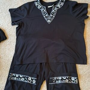 Cathy Daniel’s 2X two piece black capri pants set.
